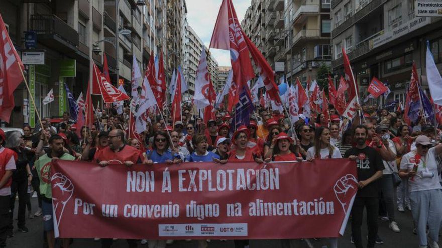 Manifestación del comercio de alimentación, ayer. | Roi Cruz