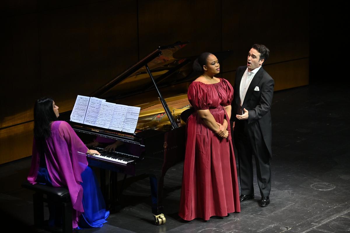 Pretty Yende y Xabier Anduaga junto a la pianista Vanessa García Diepa en el Liceu.