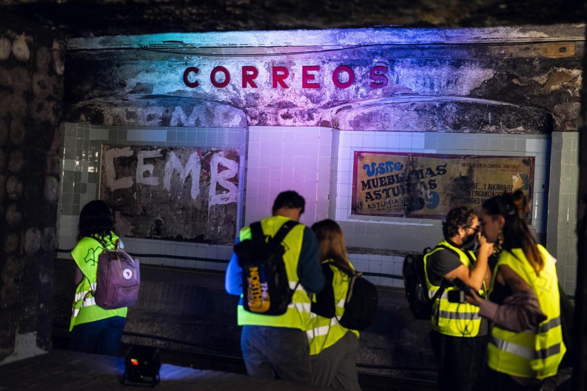 El nombre de la estación y los anuncios de la época en el andén que desde hace 53 años permanece en la penumbra, entre Jaume I y Barceloneta.