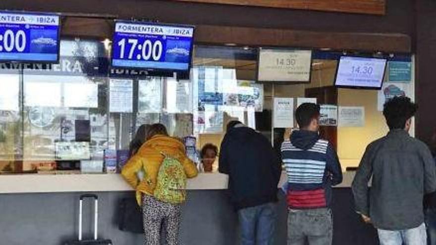 Pasajeros en las taquillas de la estación marítima de la Savina.