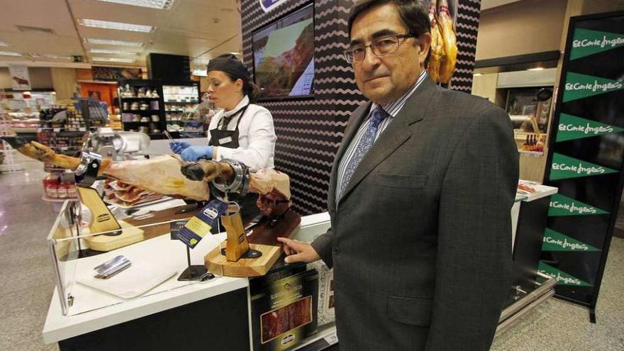 Julián Martín, durante la inauguración ayer del punto de venta directo de la firma en Vigo. // J. Santomé