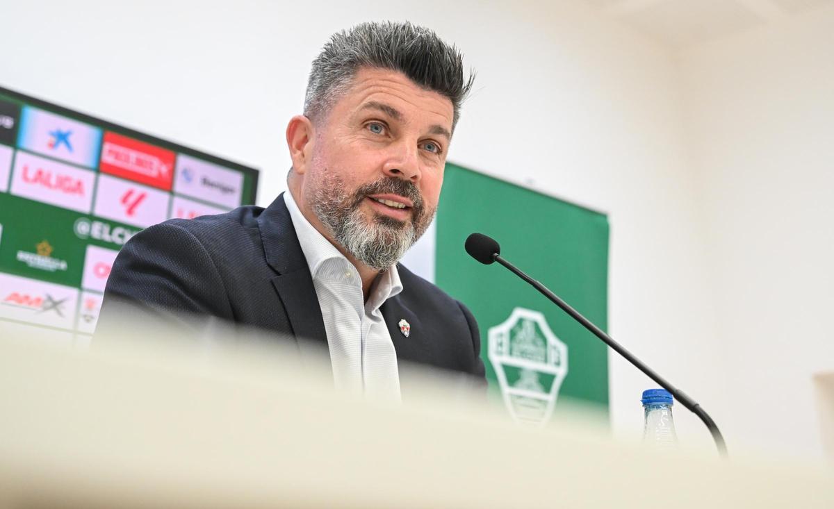 Christian Bragarnik atiende a las cuestiones de los medios durante su última comparecencia pública.