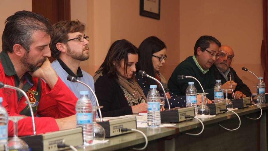 El público llenó la sala municipal en la que se debatió la iniciativa del PP. // Muñiz