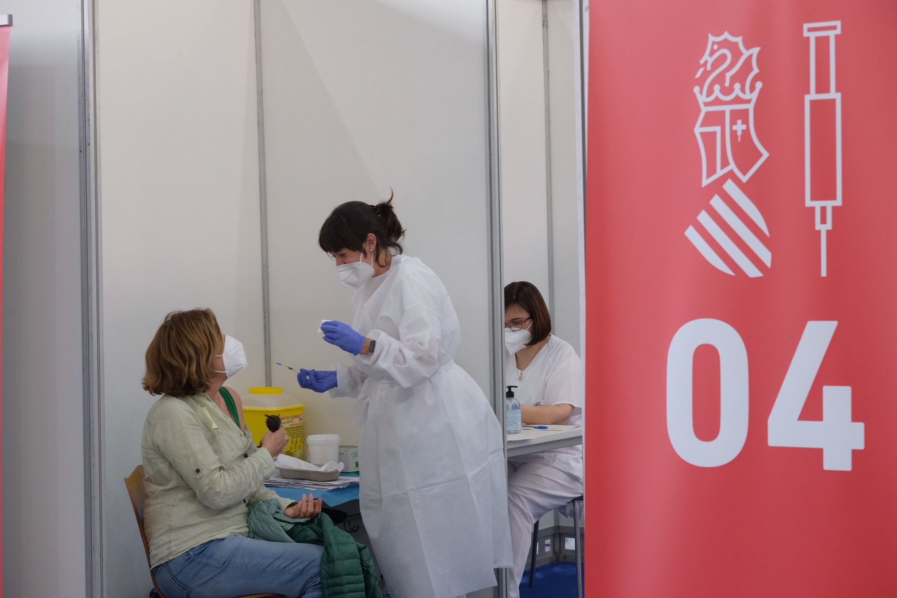 Comienza en Elda la vacunación de 4.500 docentes de la comarca como una "jornada festiva"