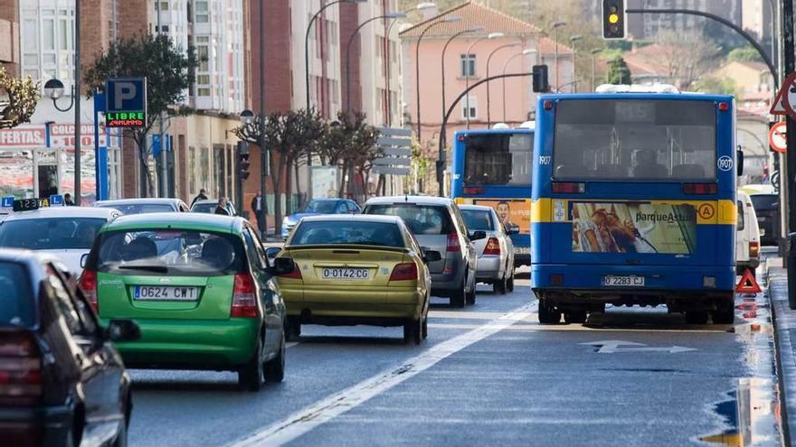 Dos autobuses urbanos circulan por la avenida de Los Telares.