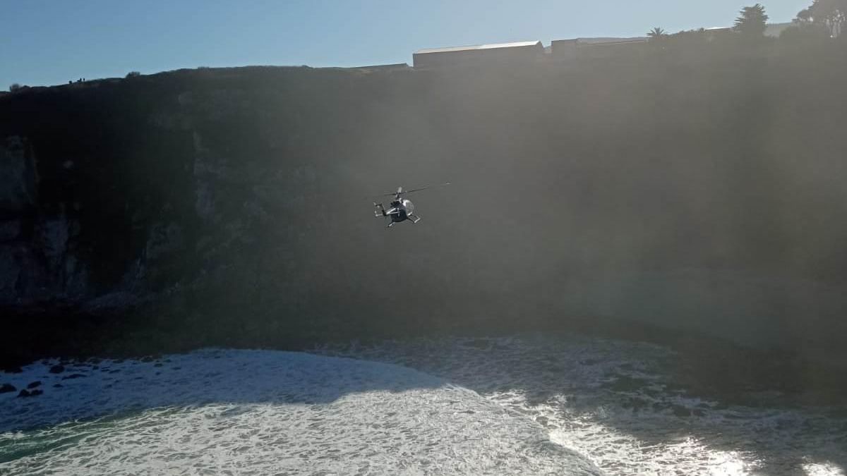 El helicóptero en Las Arreas, durante la búsqueda del miércoles.