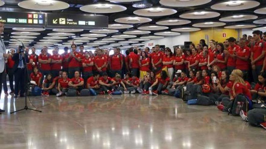 Don Felipe se dirige en el aeropuerto de barajas a los expedicionarios españoles antes de embarcar rumbo a Río de Janeiro.