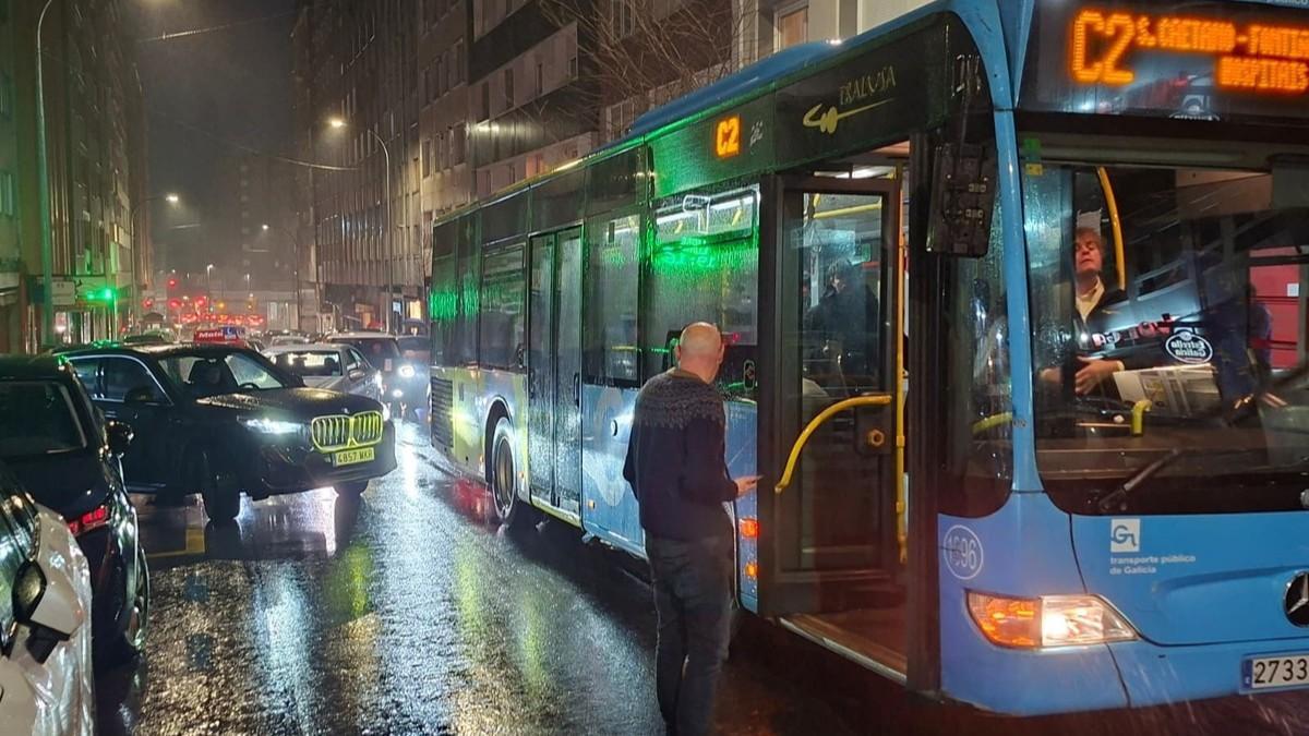 El autobús de la línea C2 que este lunes bloqueó Santiago de Chile después de colisionar con un vehículo