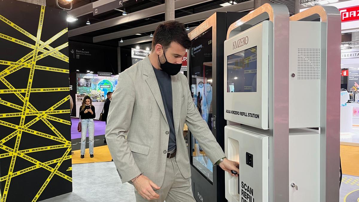 Máquina de 'vending' de agua en botella reutilizable, presentada por AguaKMZero en Alimentaria.