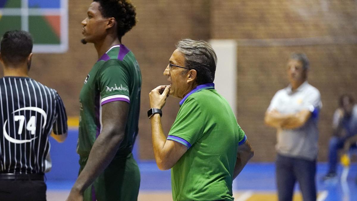 Deon Thompson y Luis Casimiro, en el partido del viernes en Benahavís.