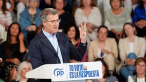 El presidente del PP, Alberto Núñez Feijóo, interviene durante un acto en Santander en el marco de la campaña europea.