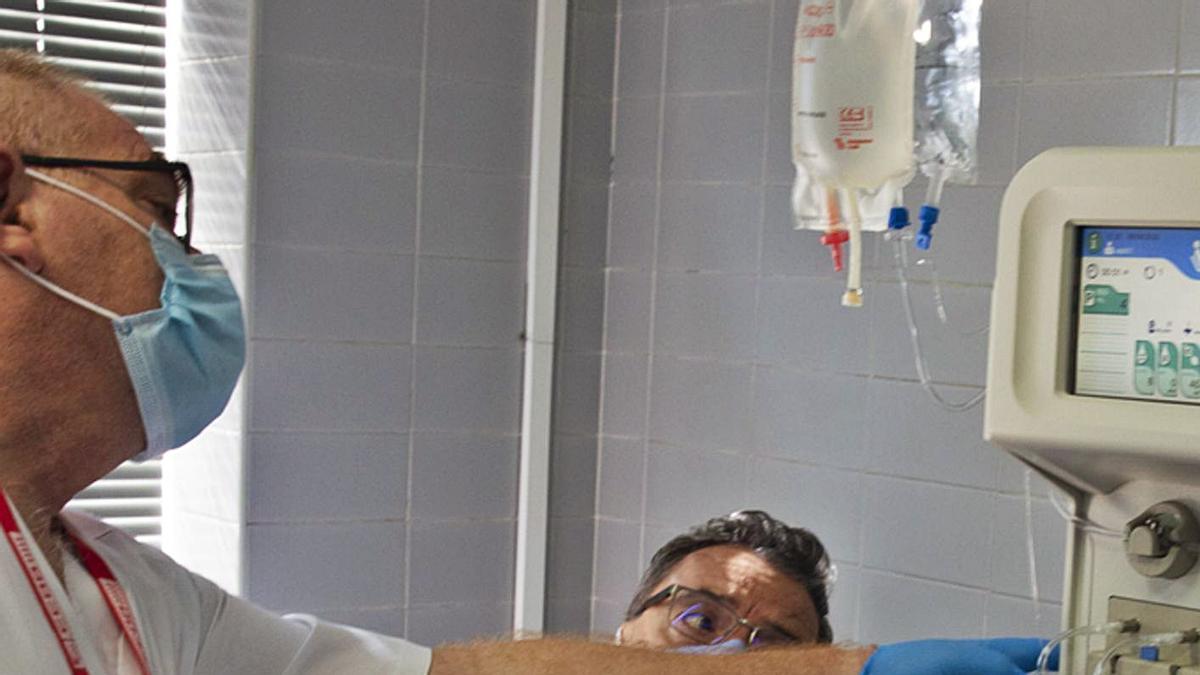 Un hombre que ha superado el covid dona plasma en el Centro de Transfusión de Sant Joan. | RAFA ARJONES