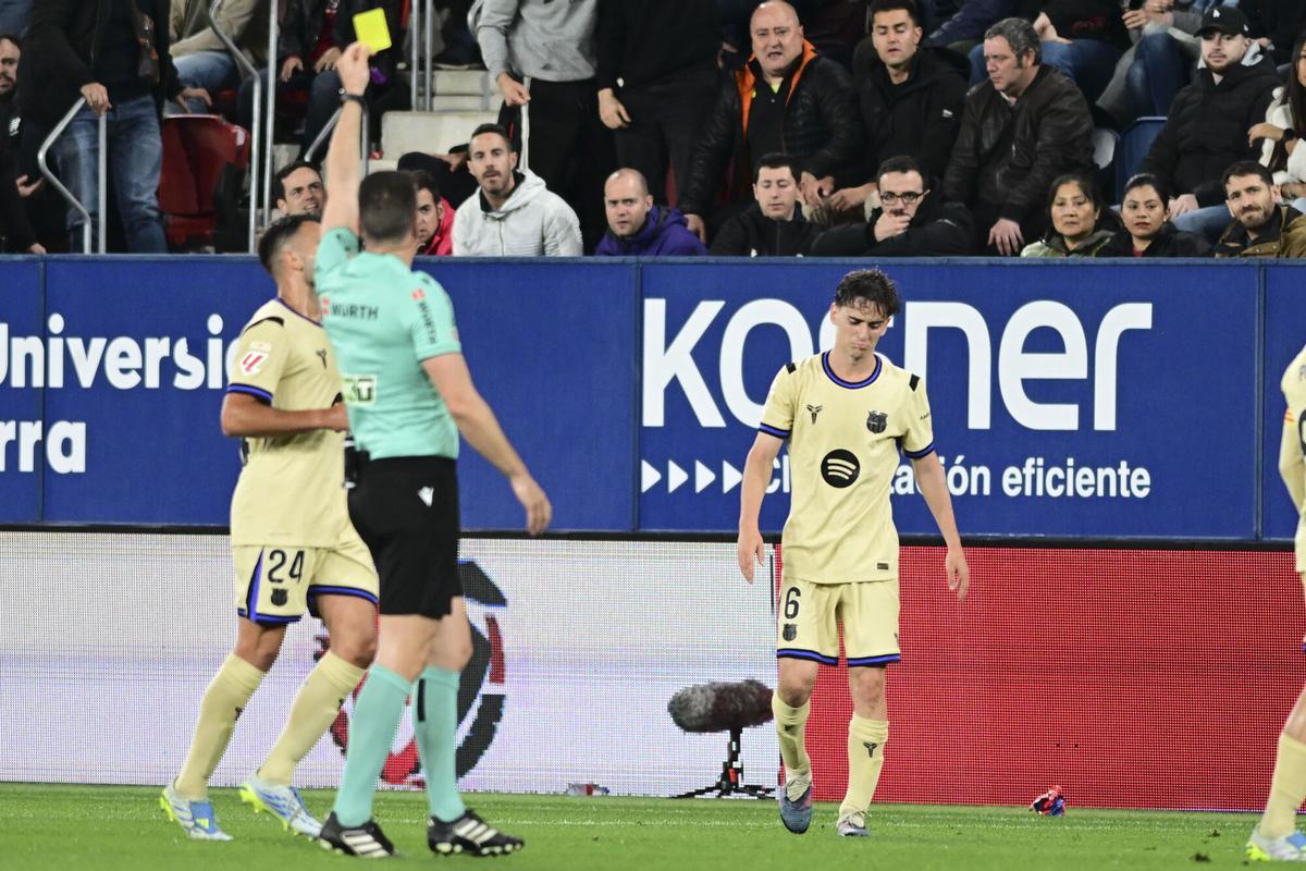 PAMPLONA, 02/05/2026.- El árbitro Díaz de Mera (i) muestra la tarjeta amarilla a Gabi, del Barcelona, durante el partido de LaLiga de fútbol que CA Osasuna y FC Barcelona disputan este sábado en el estadio de El Sadar, en Pamplona. EFE/Iñaki Porto