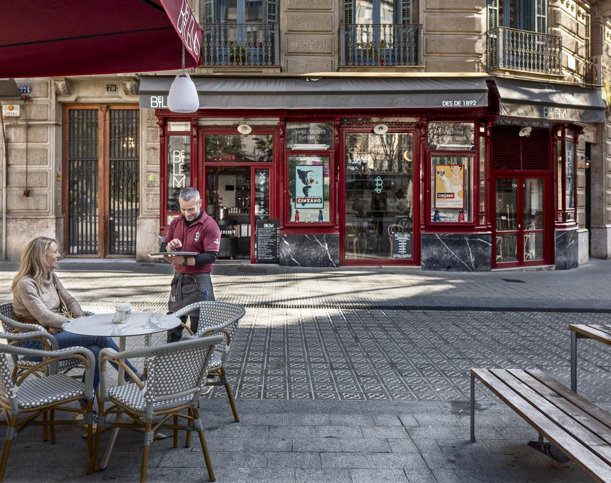 El Colmado Betlem, renacido como restaurante, con la fecha de 1892 en el toldo.