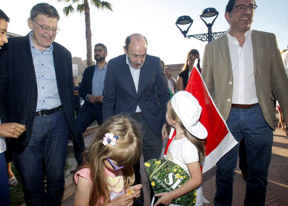 El ex secretario general del PSOE, Alfredo Pérez Rubalcaba, y el secretario general del PSPV-PSOE, Ximo Puig, atienden a los medios de comunicación durante un acto electoral del PSPV-PSOE en Petrer