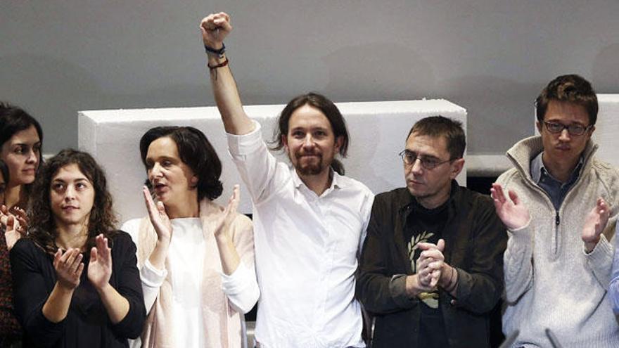 Pablo Iglesias con varios miembros de Podemos.