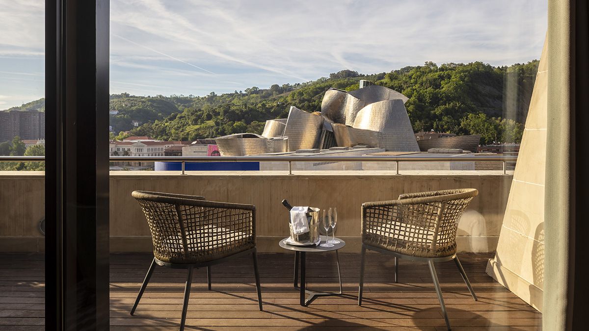 Un ventanal que enmarca el Guggenheim como si fuera otra obra más de la estancia