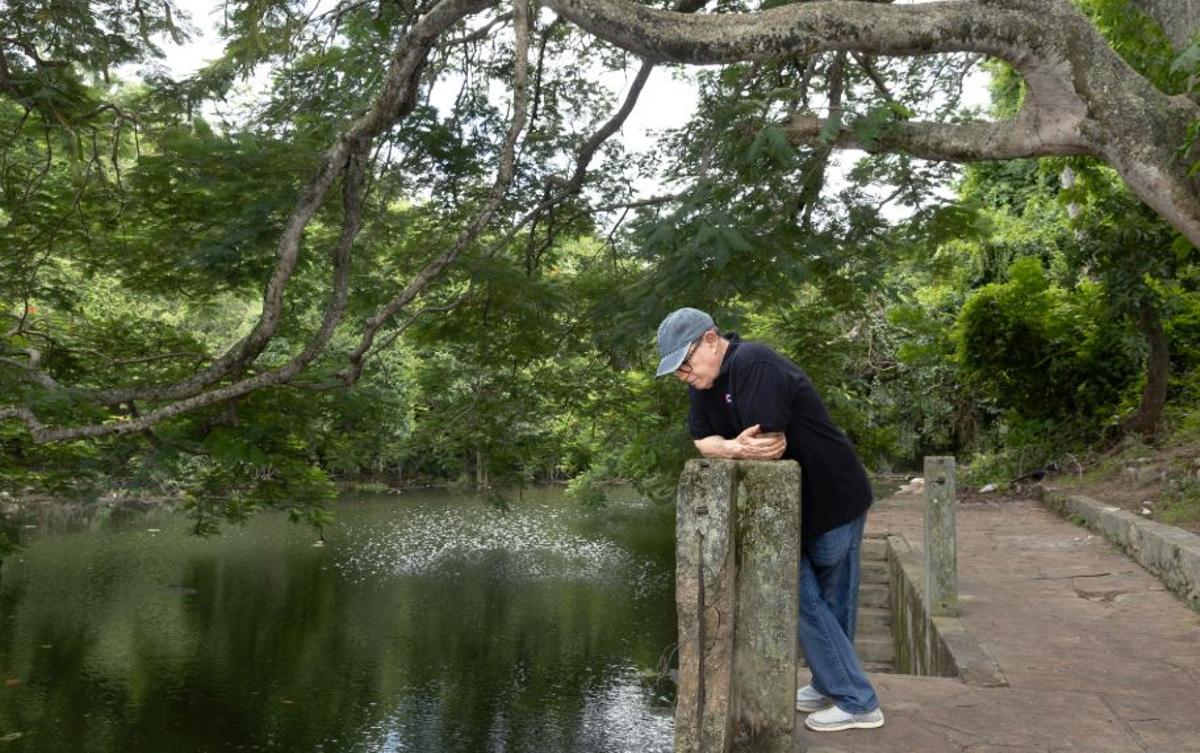 Silvio retratado junto al río que lo vio nacer en San Antonio de los Baños. Cuba, en 2025.