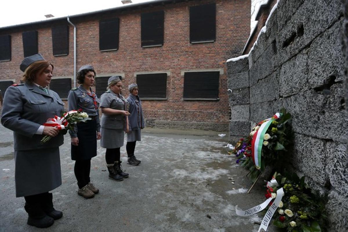 Mujeres de Canadá y Gran Bretaña rinden homenaje a las víctimas de Auschwitz.