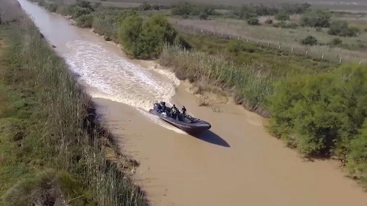 Narcolancha en la desembocadura del río Guadalquivir.