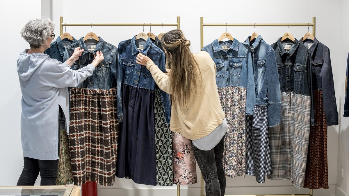 Vestidos creados en los talleres de proximidad de Somia y en venta en su nueva tienda de la calle de Rosselló, 247.