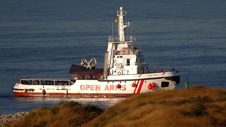 El vaixell «Open Arms» arriba a Algesires amb 87 immigrants