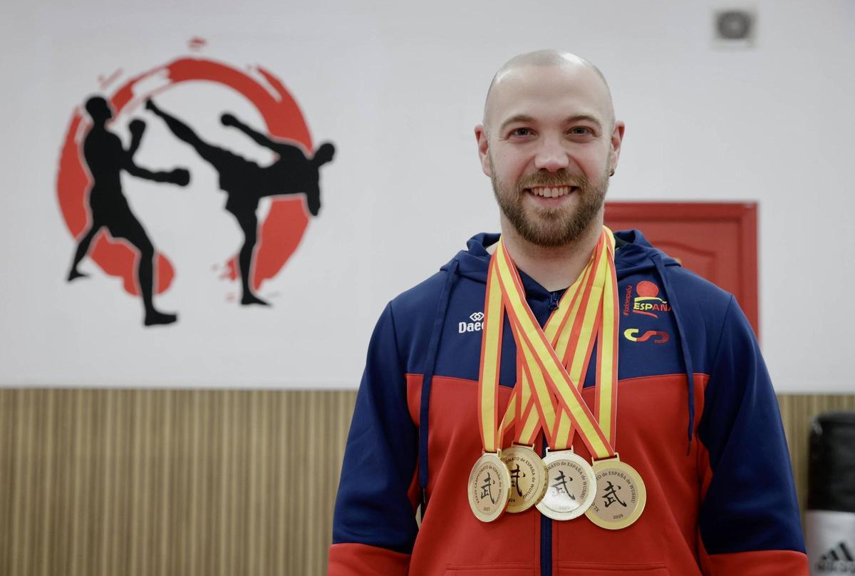 Víctor Gutiérrez con las medallas que le acreditan como campeón de España desde 2023 en light sanda