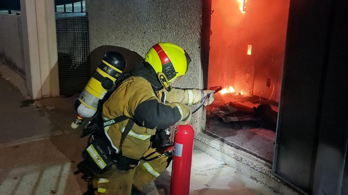 Un bombero del Parque de Elda sofocando el incendio del transformador en el polígono industrial de Petrer.