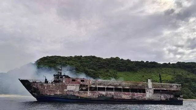 Al menos cinco muertos y más de 80 desaparecidos en el incendio de un ferry en Filipinas