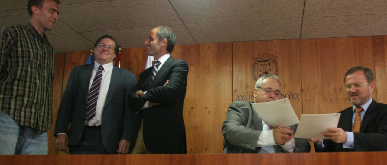 Díaz Alperi firma el acuerdo de construcción del Palacio de Deportes en presencia de Camps, Iñaki De Miguel y Miguel Cano, en 2005. | RAFA ARJONES