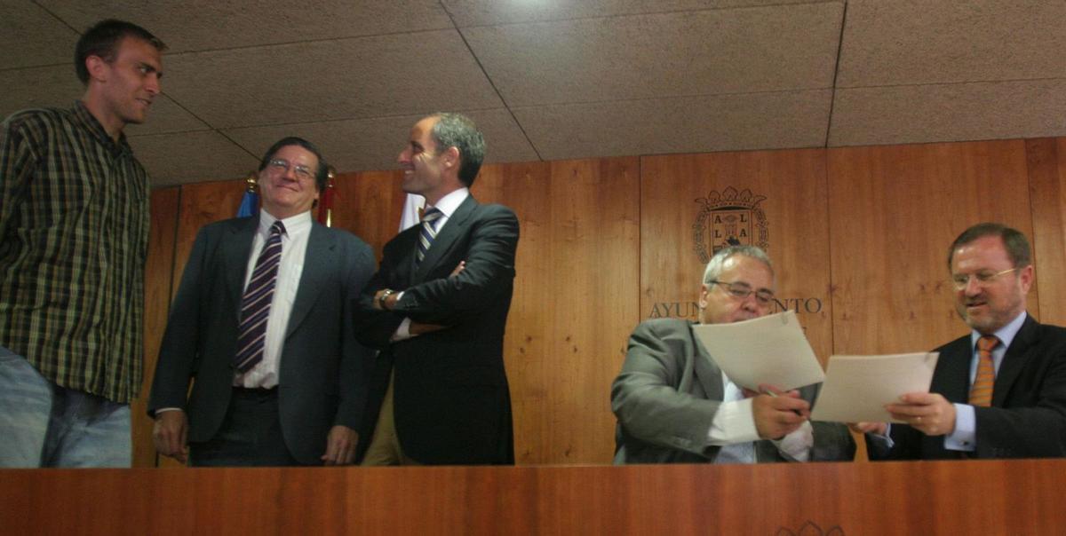 Díaz Alperi firma el acuerdo de construcción del Palacio de Deportes en presencia de Camps, Iñaki De Miguel y Miguel Cano, en 2005. | RAFA ARJONES