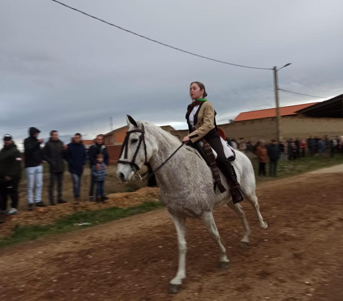 Jóvenes y tradición se mezclan en la fiesta de quintos