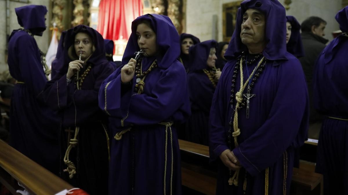 Nazarenos en la iglesia de San Juan Bautista