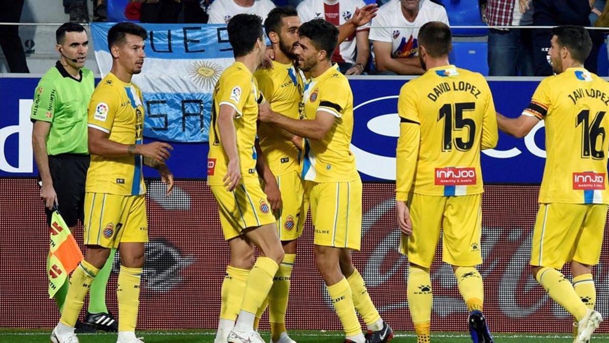 Borja Iglesias celebra su primer gol con el resto de sus compañeros en El Alcoraz