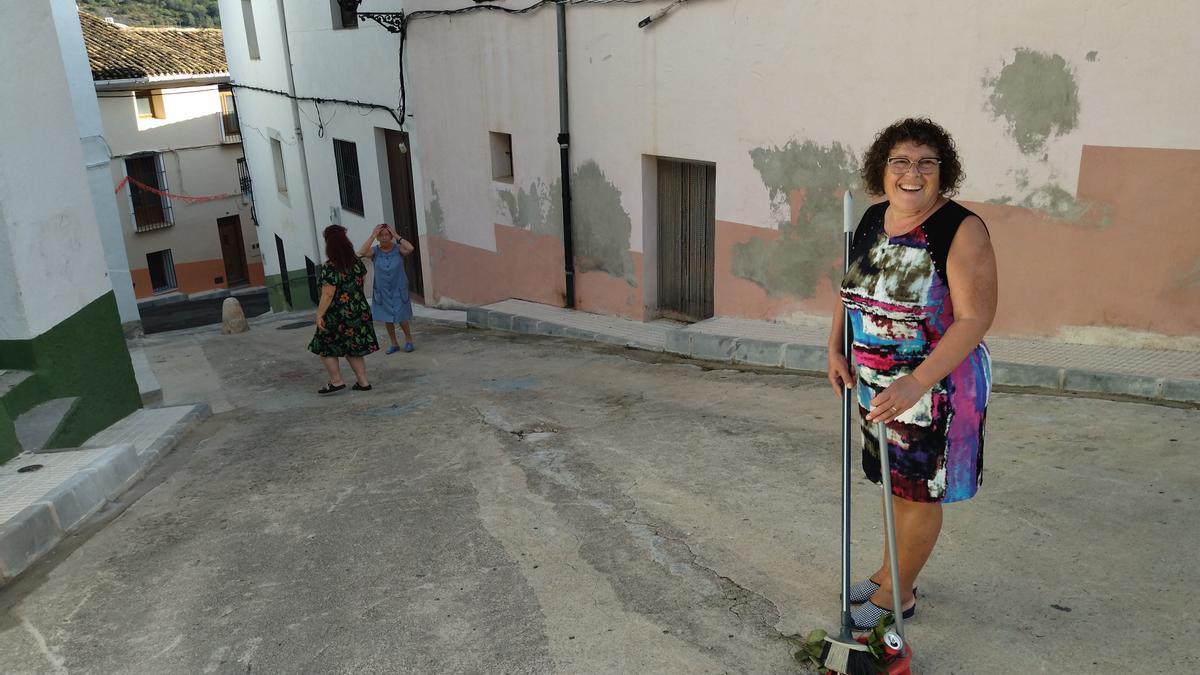 Mari Carmen barría esta mañana una de las calles de Benialí