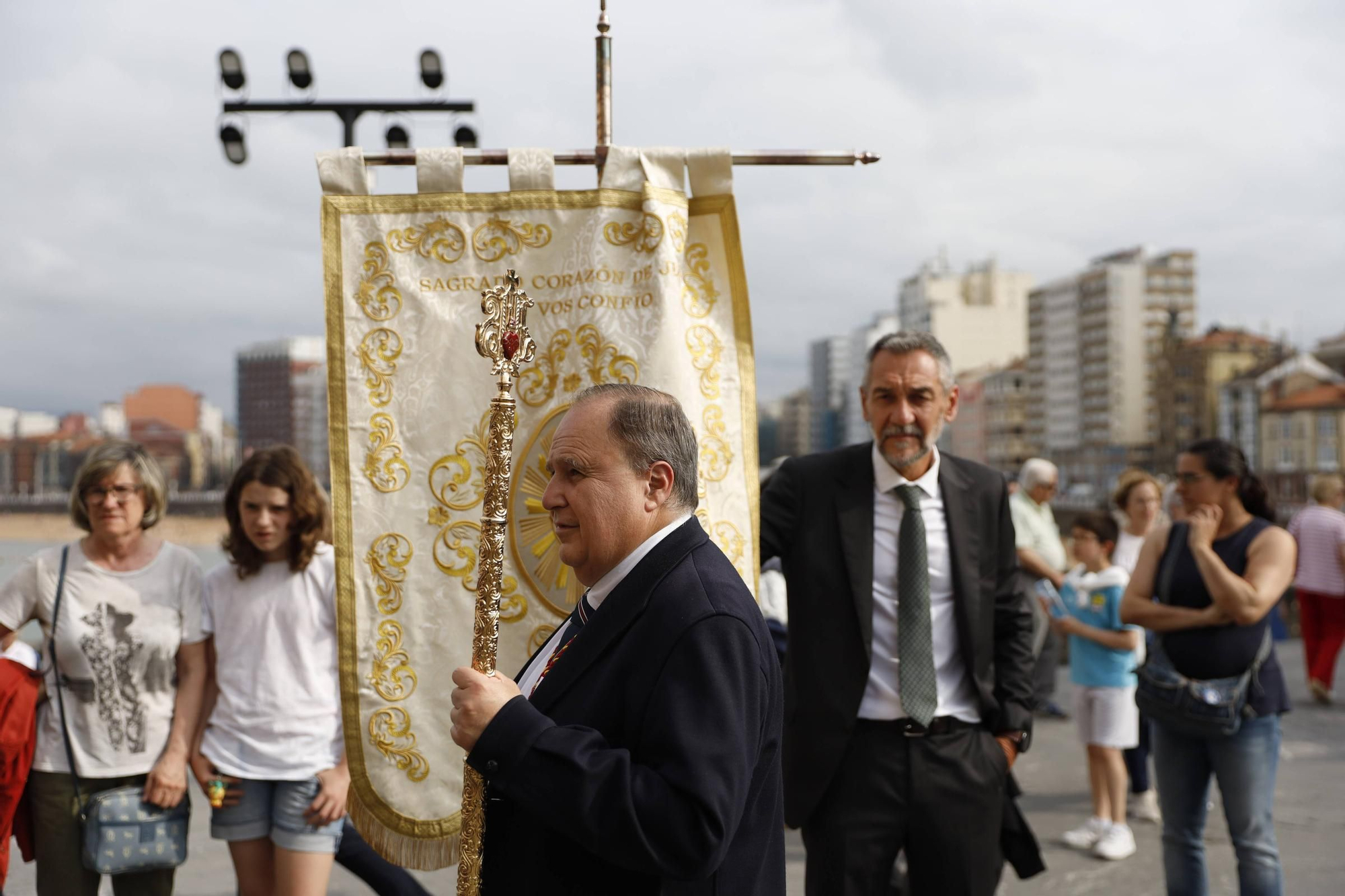 Pétalos, incienso, niños... así fue la procesión del Corpus Christi en Gijón (en imágenes)
