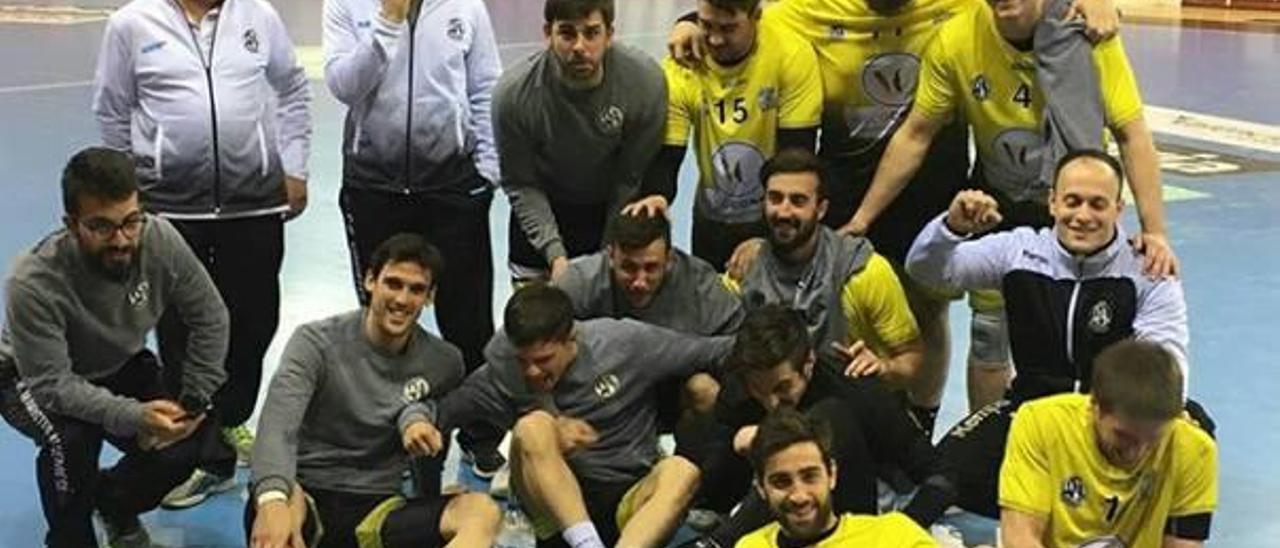 Los jugadores del Algemesí celebraron la victoria en la pista, sabedores de su importancia.