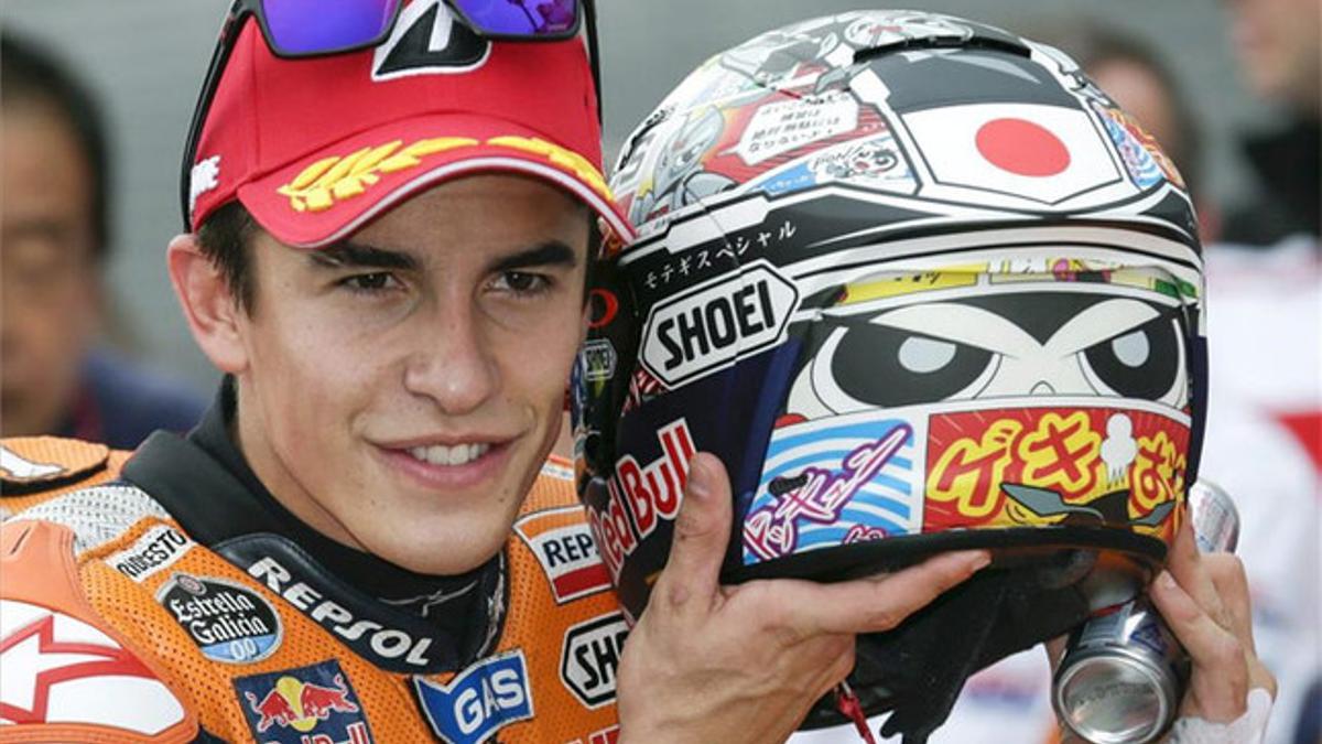 Marc Márquez enseña el nuevo diseño de su casco