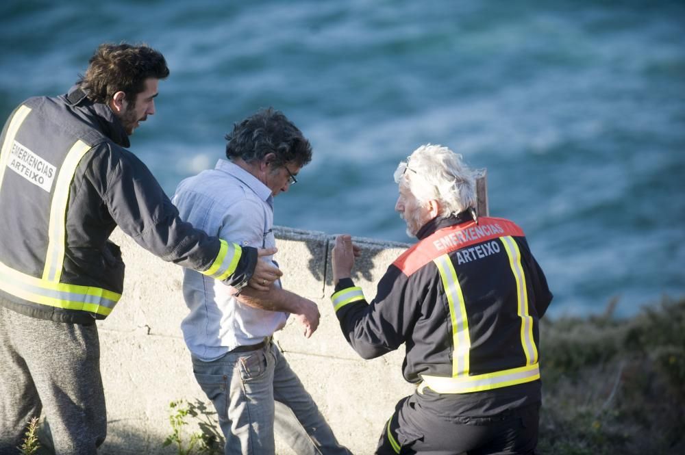 Buscan a un joven que cayó al mar en Arteixo