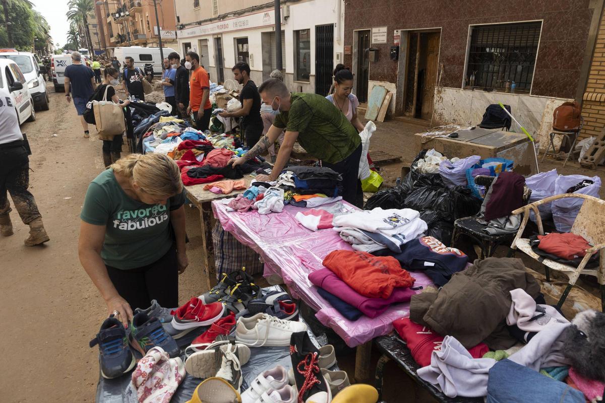 Reparto de comida y ropa en una calle de Paiporta
