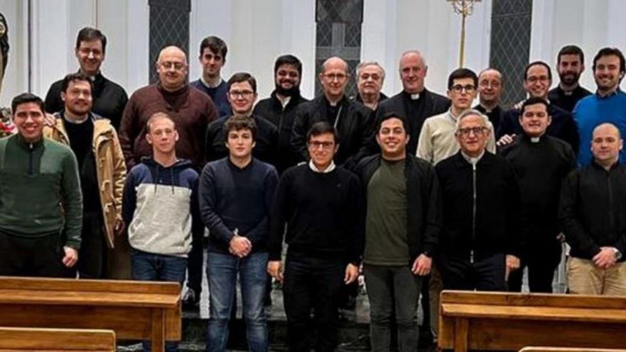 Monseñor Tróccoli, en el centro, con gafas, rodeado de seminaristas en Oviedo.