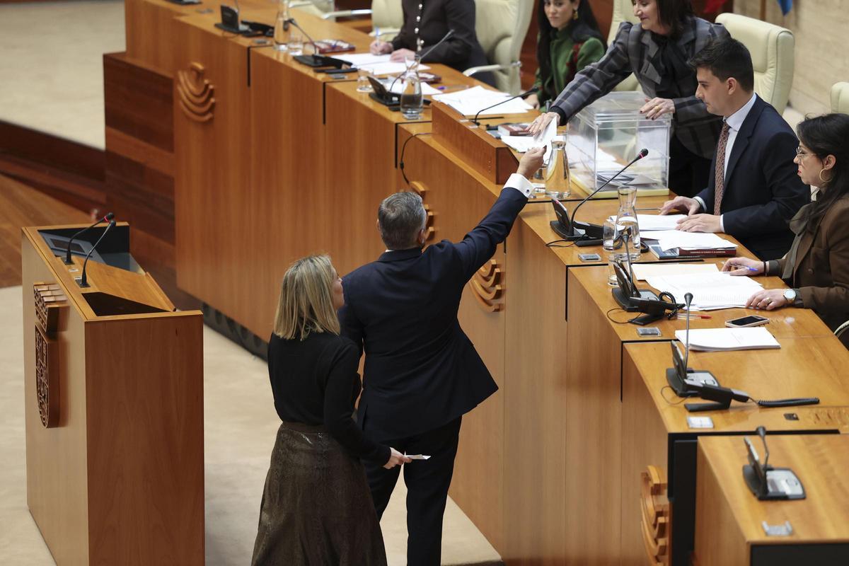 Guardiola y el diputado de Vox, Angel Pelayo, emiten su voto en la constitución de la Asamblea