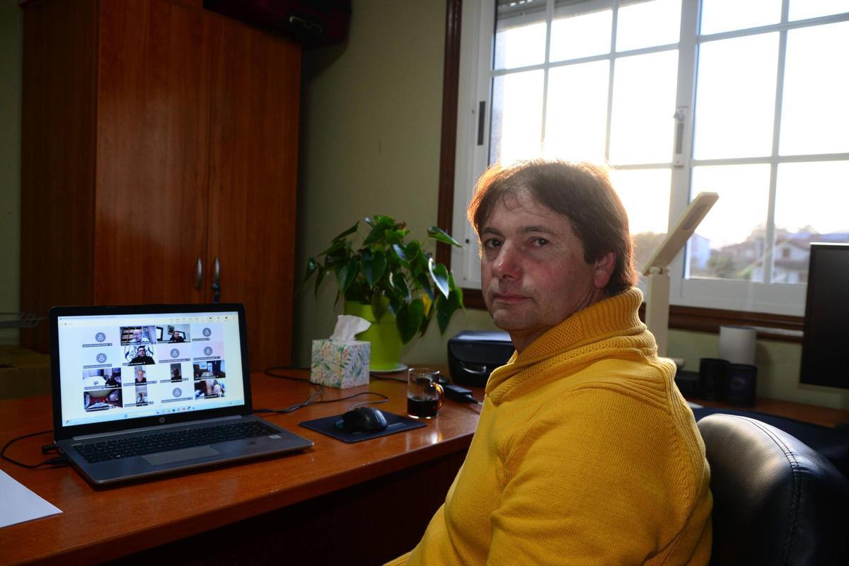 El patrón mayor de Cangas, Javier Costa, conectado a la videoconferencia desde su domicilio.