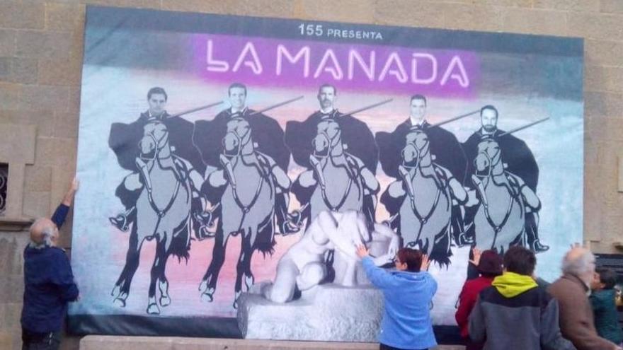 Olot mostra un mural amb el Rei, Sánchez, Casado, Rivera i Abascal sota el títol «La Manada»