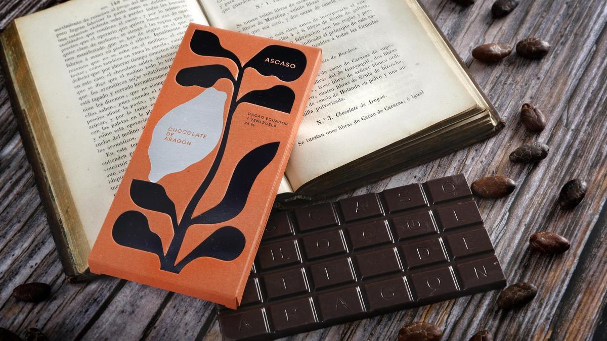 La tableta de chocolate junto al recetario.