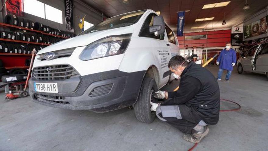 Primer día de cierre total de empresas no esenciales