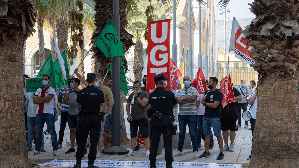 Una de las protestas de los funcionarios municipales de Cartagena tras la suspensión del acuerdo.