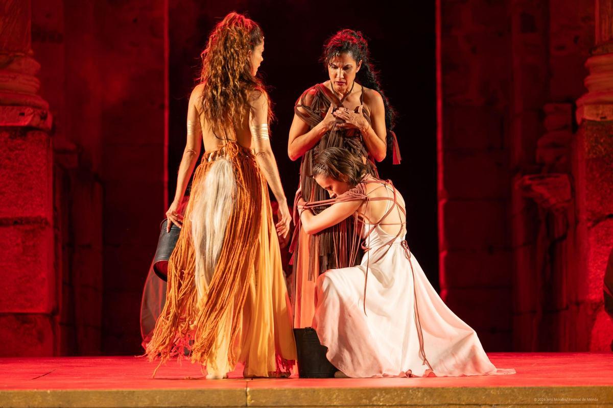 Toni Acosta, Juana Acosta y Elisa Hipólito en 'Bacanal' en Mérida