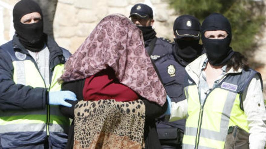 La Policía halla dos escopetas de aire comprimido, un fusil de asalto de Airsoft y dos katanas en la casa de la yihadista detenida en Alicante