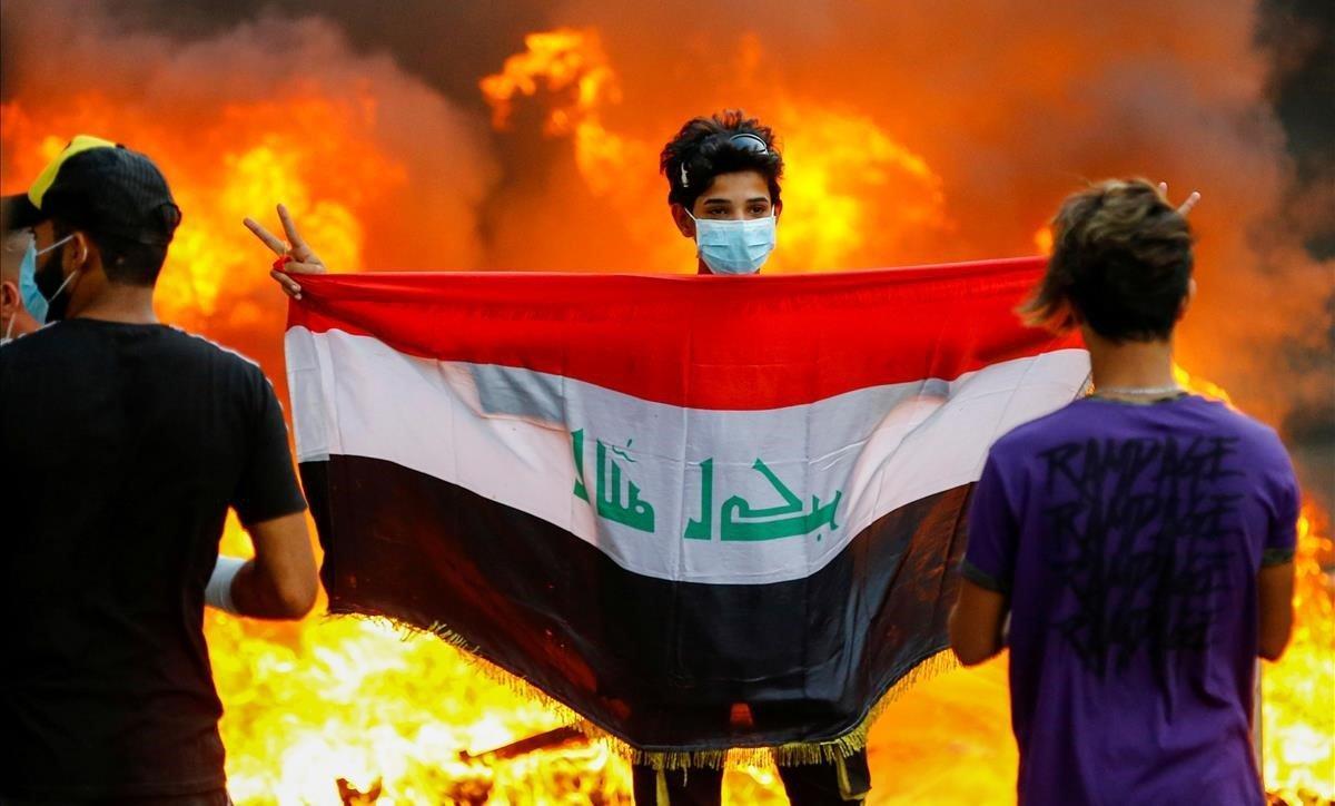 zentauroepp50744509 a demonstrator carries an iraqi flag during ongoing anti gov191104184814